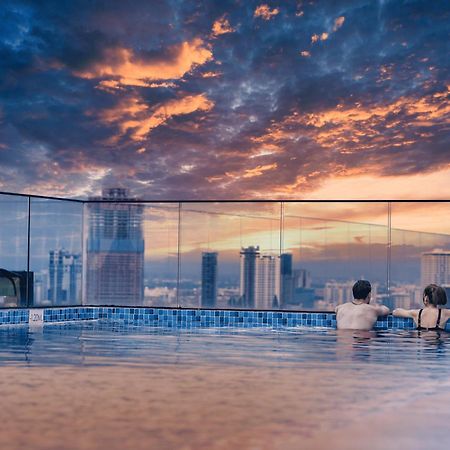 Luxcity Hotel & Apartment Phnom Penh Bagian luar foto
