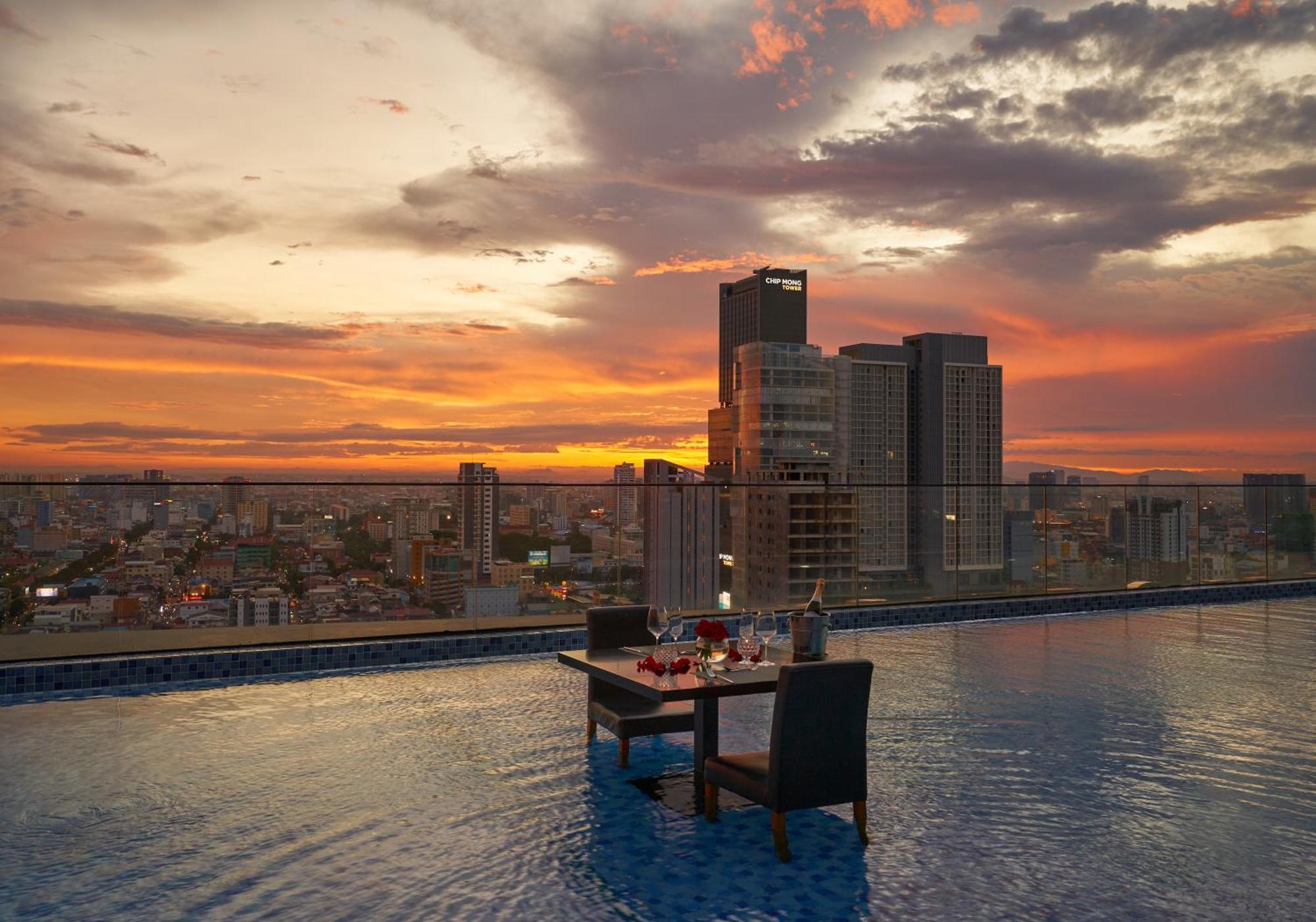Luxcity Hotel & Apartment Phnom Penh Bagian luar foto