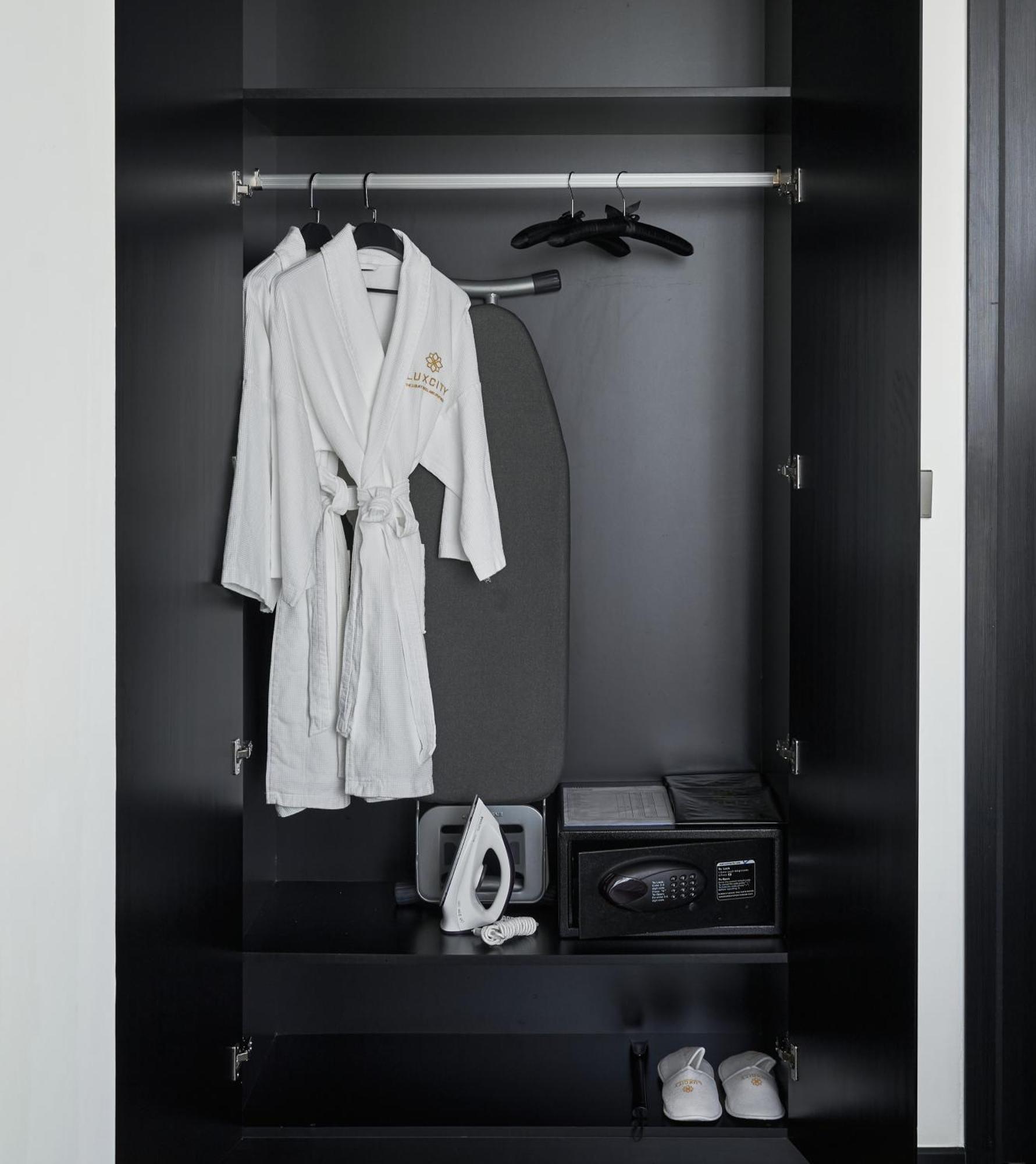 Luxcity Hotel & Apartment Phnom Penh Bagian luar foto