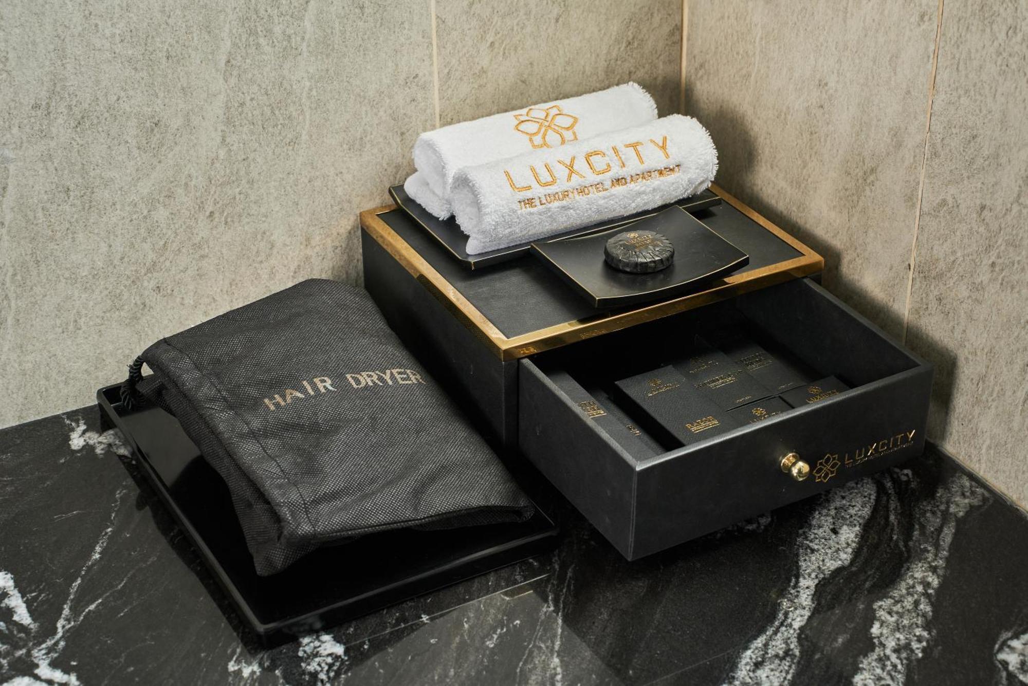 Luxcity Hotel & Apartment Phnom Penh Bagian luar foto