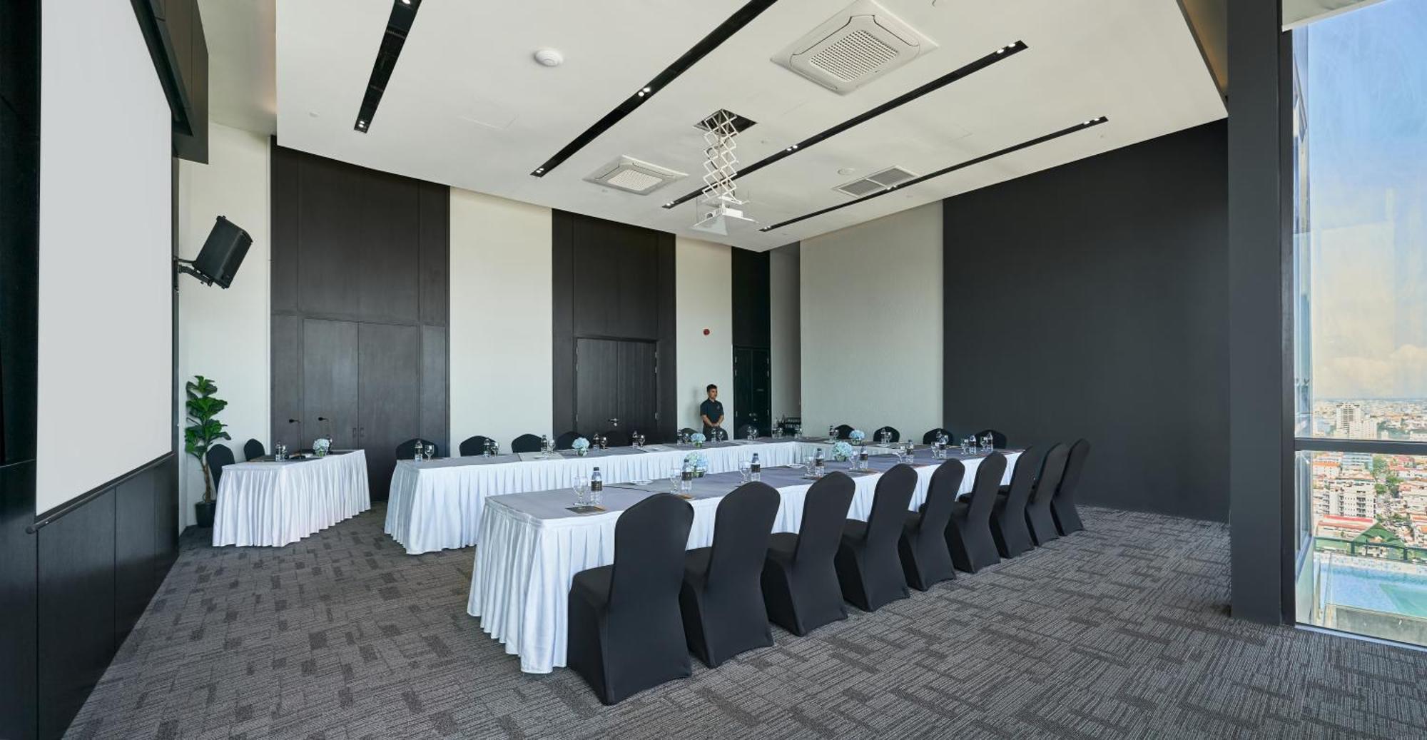 Luxcity Hotel & Apartment Phnom Penh Bagian luar foto
