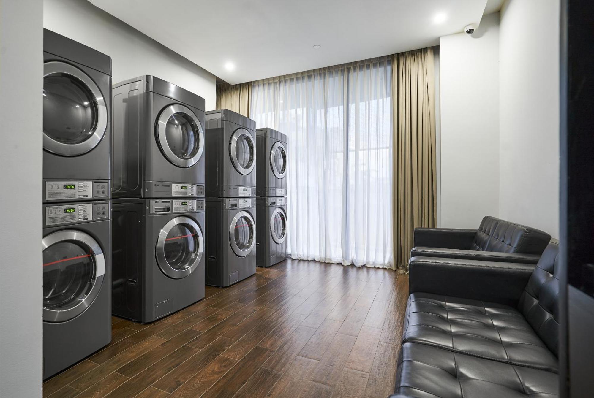 Luxcity Hotel & Apartment Phnom Penh Bagian luar foto
