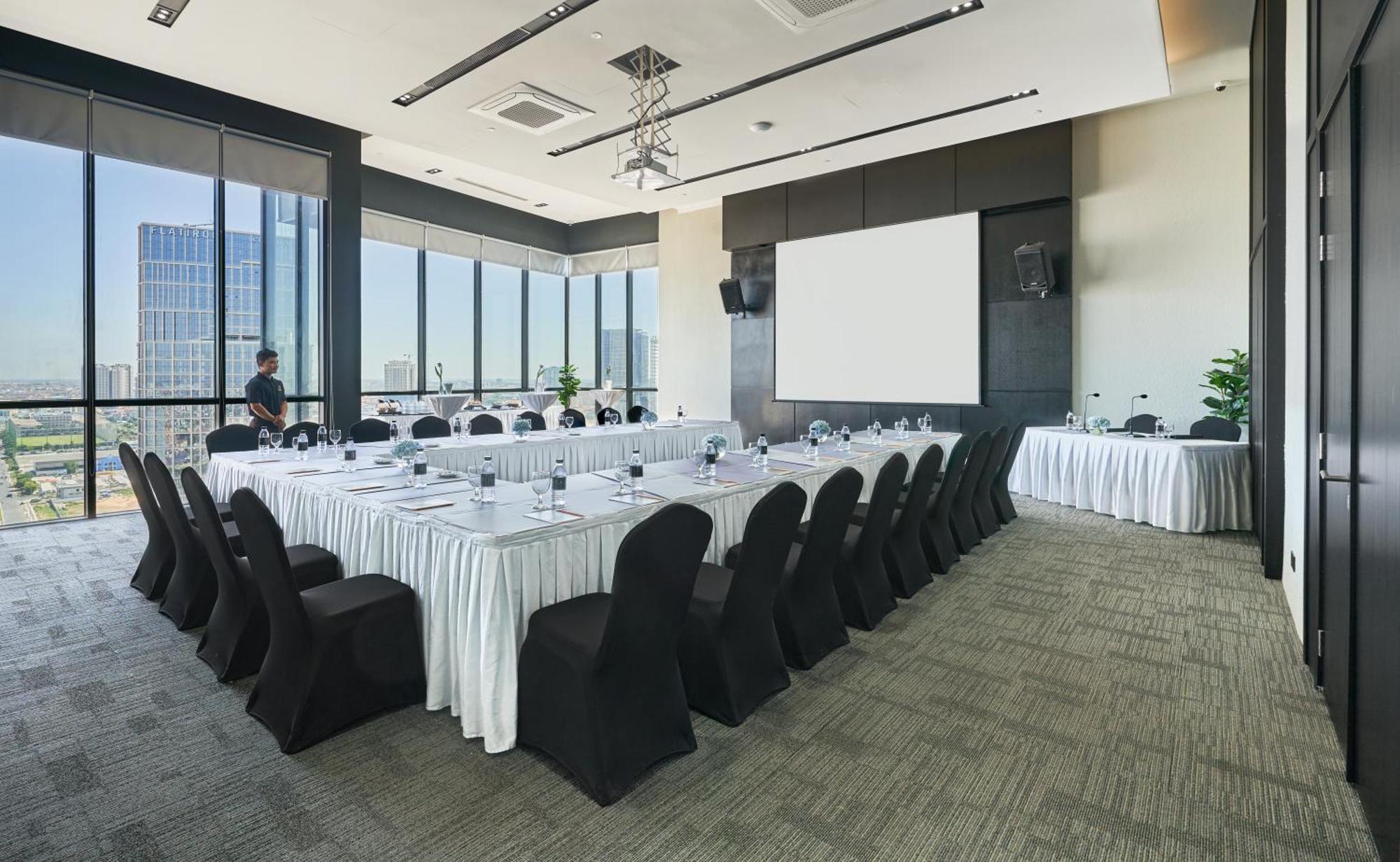 Luxcity Hotel & Apartment Phnom Penh Bagian luar foto