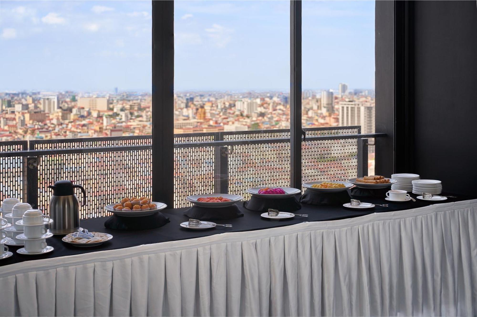 Luxcity Hotel & Apartment Phnom Penh Bagian luar foto
