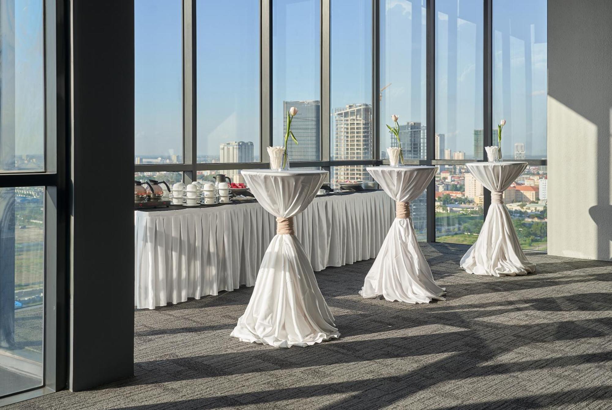 Luxcity Hotel & Apartment Phnom Penh Bagian luar foto