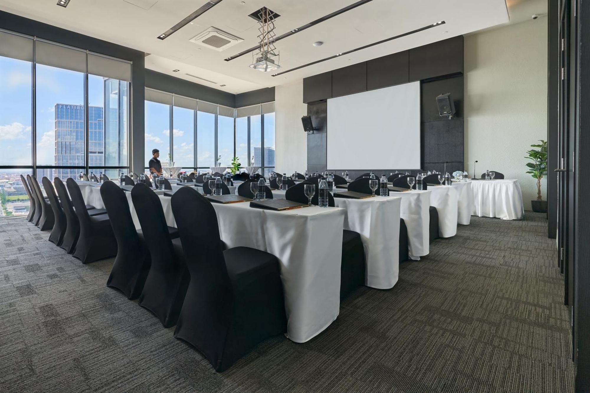 Luxcity Hotel & Apartment Phnom Penh Bagian luar foto