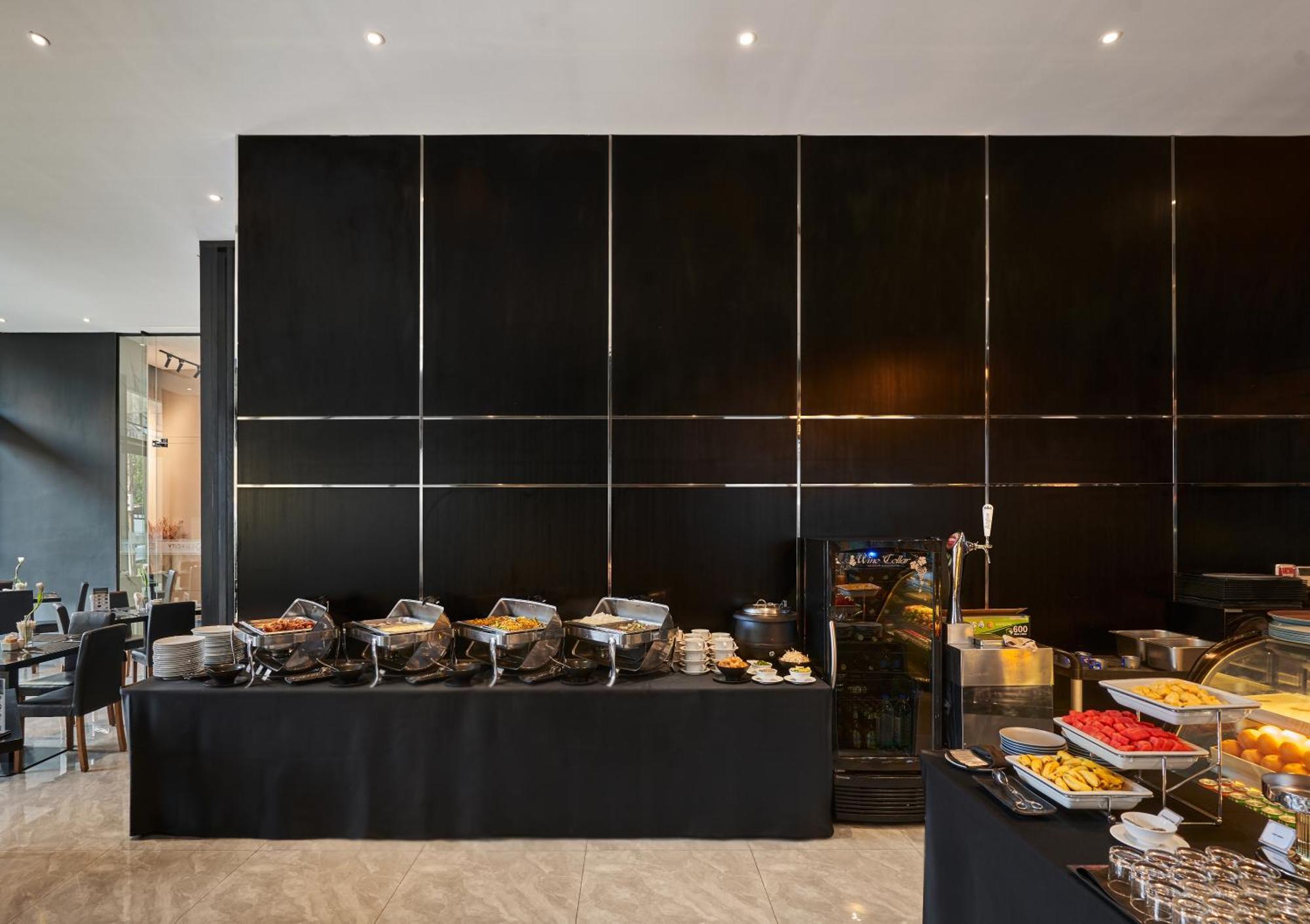Luxcity Hotel & Apartment Phnom Penh Bagian luar foto