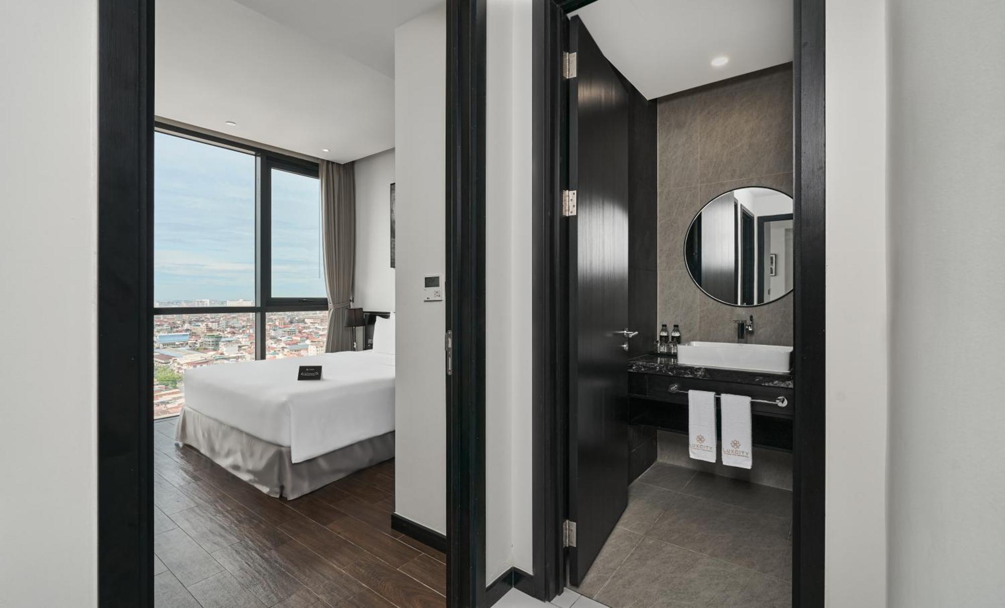 Luxcity Hotel & Apartment Phnom Penh Bagian luar foto
