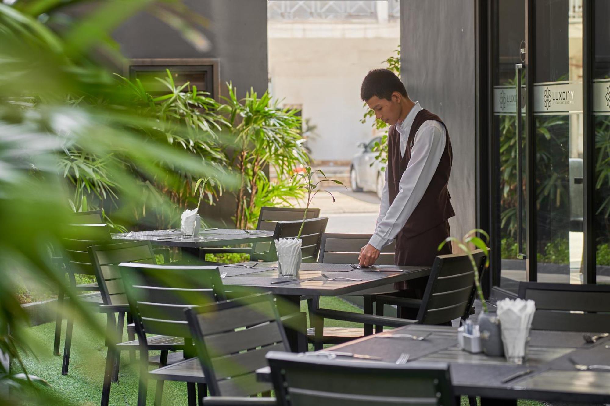 Luxcity Hotel & Apartment Phnom Penh Bagian luar foto
