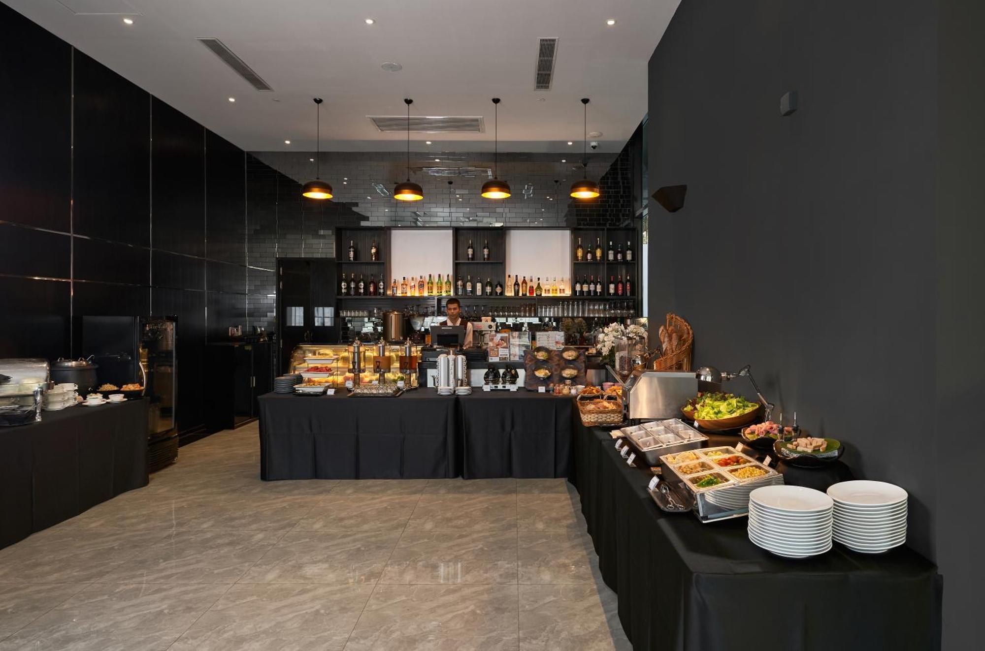 Luxcity Hotel & Apartment Phnom Penh Bagian luar foto