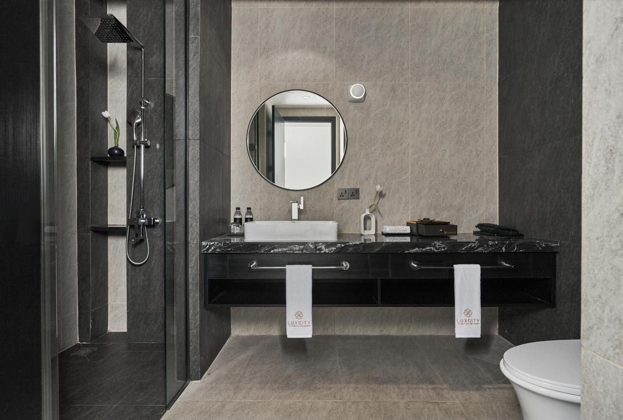 Luxcity Hotel & Apartment Phnom Penh Bagian luar foto
