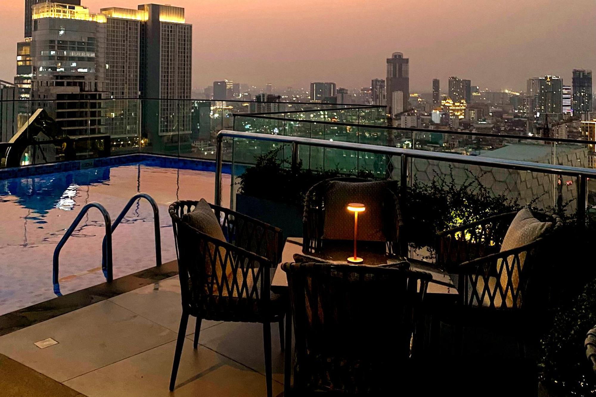 Luxcity Hotel & Apartment Phnom Penh Bagian luar foto